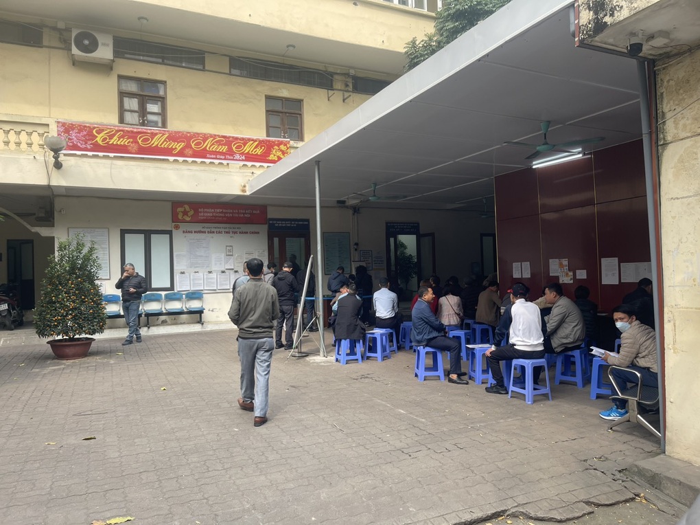 Cảnh sát hình sự xử lý nhóm cò mồi đổi bằng lái xe tại Sở GTVT Hà Nội - 2 Cảnh sát hình sự xử lý nhóm cò mồi đổi bằng lái xe tại Sở GTVT Hà Nội - 2