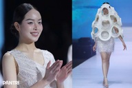 Hoa hậu Thanh Thuỷ làm vedette, khoe chân dài miên man ở tuần lễ thời trang