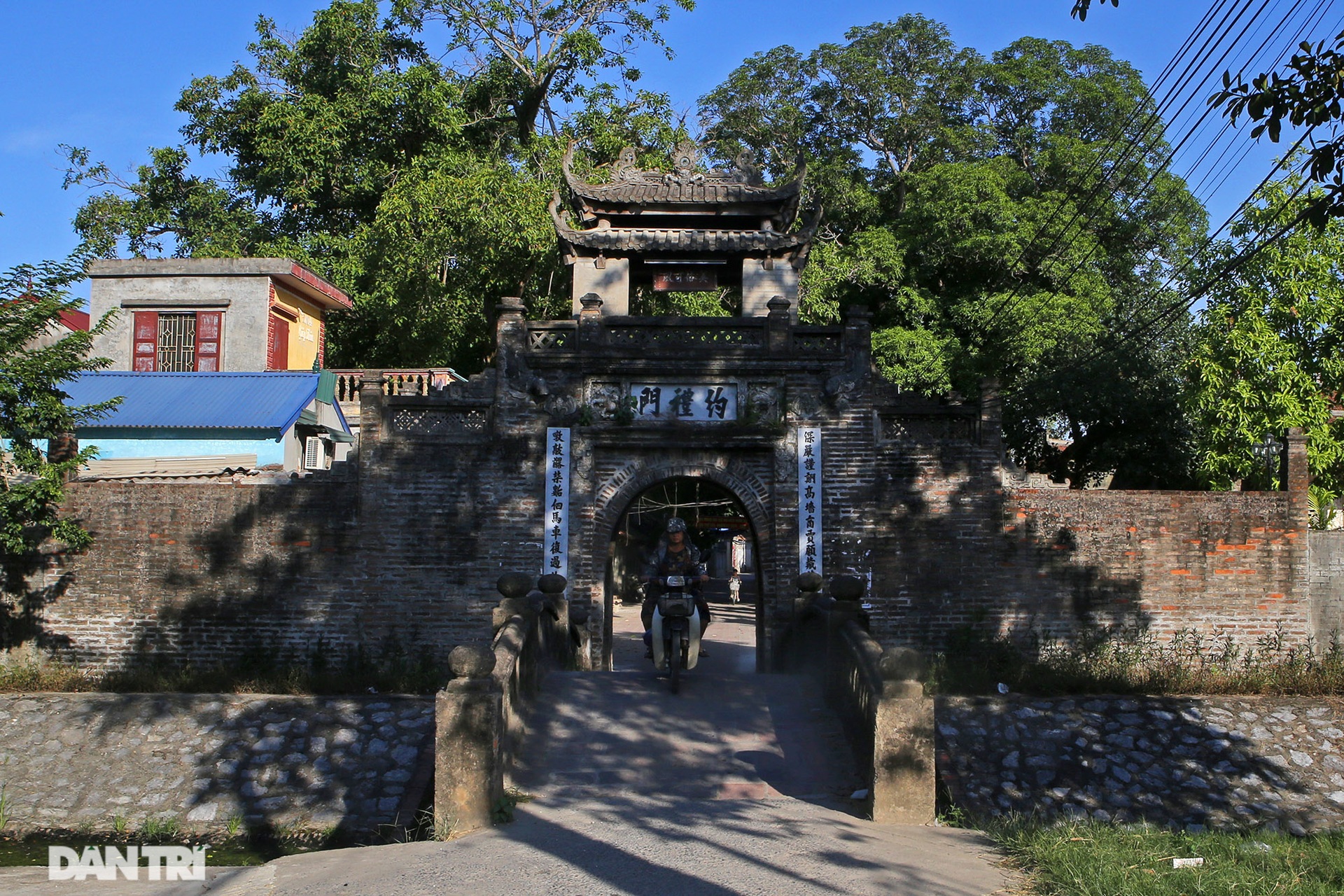Những cổng làng tuyệt đẹp còn lại ở nông thôn miền Bắc - 11