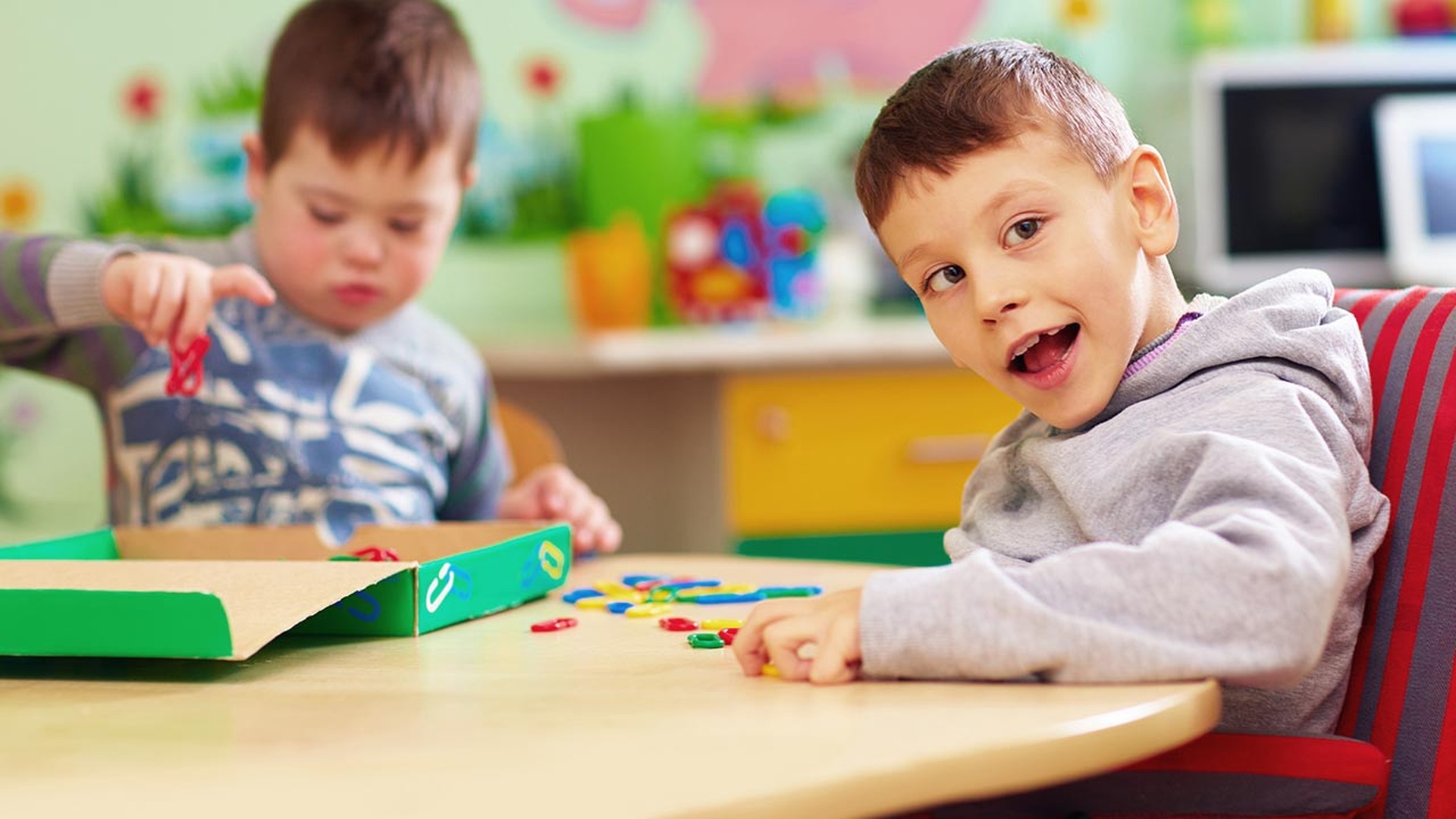 Dấu hiệu tự kỷ có khác biệt giữa bé trai và bé gái không? - 11 Dấu hiệu tự kỷ có khác biệt giữa bé trai và bé gái không? - 11