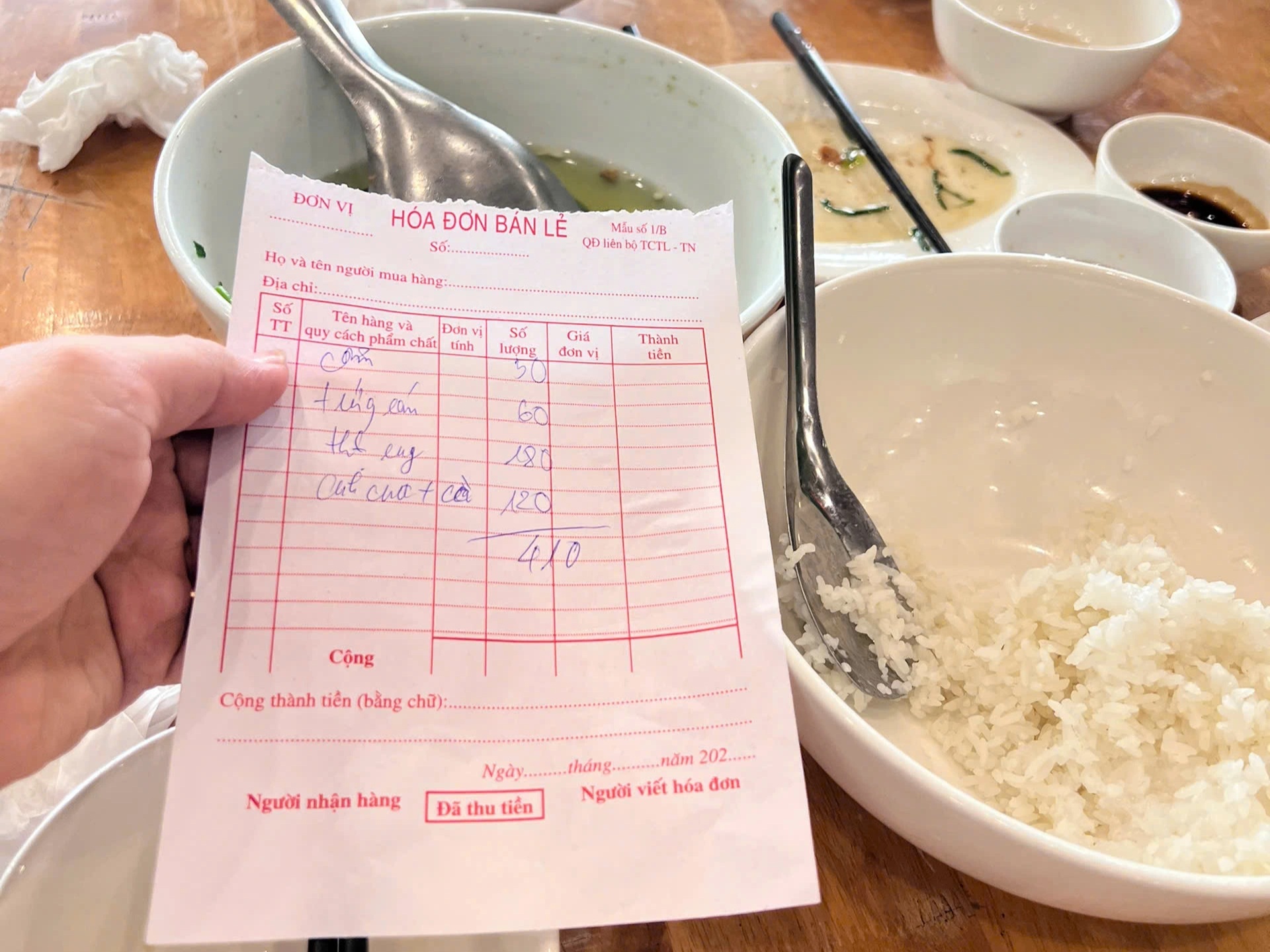 “Bữa cơm bình dân” 400.000 đồng ở Hạ Long gây tranh cãi - 3
