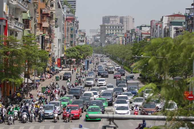 Nắng nóng làm cho cuộc mưu sinh của người lao động nhọc nhằn  - Ảnh 1.