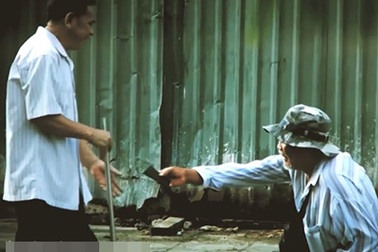 Rớm nước mắt xúc động vì tình người trong clip "Mất ví"