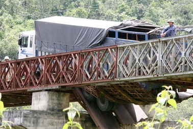 Xe chở quá tải gây sập cầu, 4 người may mắn thoát chết