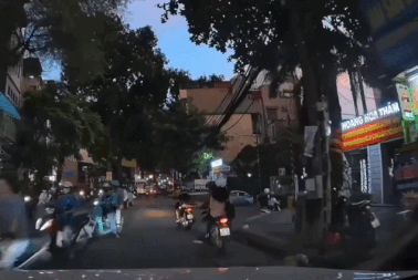 Sau màn "trình diễn" đi xe đạp bỏ hai tay, nam sinh ngã nhào trước đầu ô tô