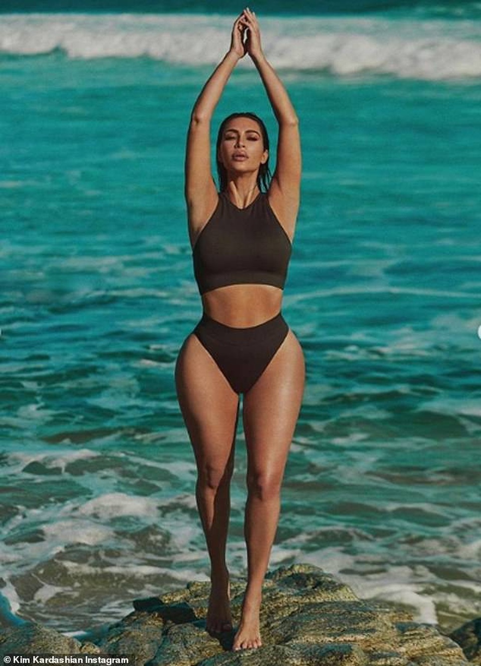 Kim Kardashian lại khoe dáng để quảng cáo quần áo - 5 Kim Kardashian lại khoe dáng để quảng cáo quần áo - 5