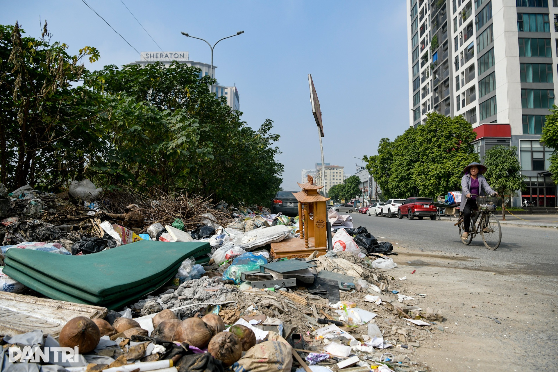 Hà Nội: Cư dân khổ sở vì sống cạnh bãi rác, ở tầng cao không dám mở cửa sổ - 3 Hà Nội: Cư dân khổ sở vì sống cạnh bãi rác, ở tầng cao không dám mở cửa sổ - 3
