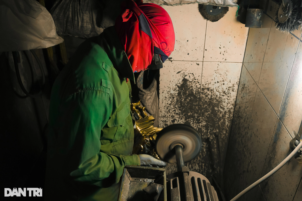 Hốt bạc triệu mỗi ngày dịp Tết nhờ đánh bóng lư đồng - 3 Hốt bạc triệu mỗi ngày dịp Tết nhờ đánh bóng lư đồng - 3