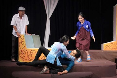 Khi mẹ đẻ làm ô-sin cho chính con mình