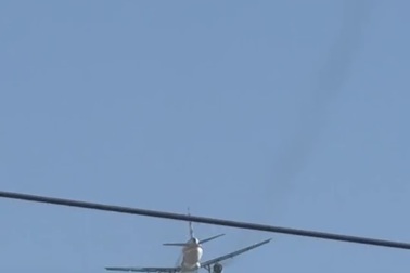 Động cơ máy bay liên tục tóe lửa trên bầu trời