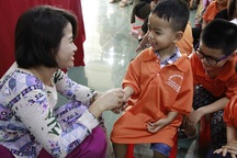 Trẻ tự kỷ cần được yêu thương, không bị kỳ thị