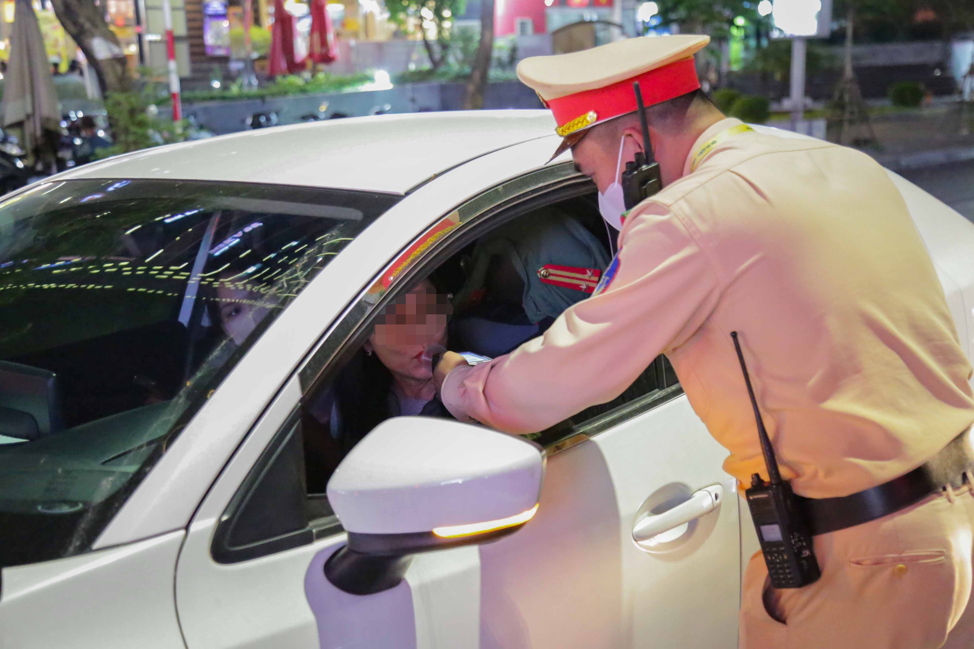 Tài xế ô tô Mercedes dính cồn kịch khung vẫn lái xe chở bạn - 3 Tài xế ô tô Mercedes dính cồn kịch khung vẫn lái xe chở bạn - 3