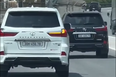 Hình ảnh 2 xe sang trùng số siêu đẹp chạy cùng nhau khiến dân mạng xôn xao