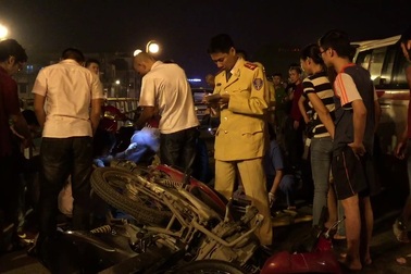 Hà Nội: "Xe điên" đâm hàng loạt xe máy trên cầu vượt, tài xế hoảng loạn nhảy cầu