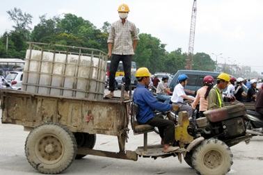 Chùm ảnh: Công nông “hiên ngang” giữa Hà Nội