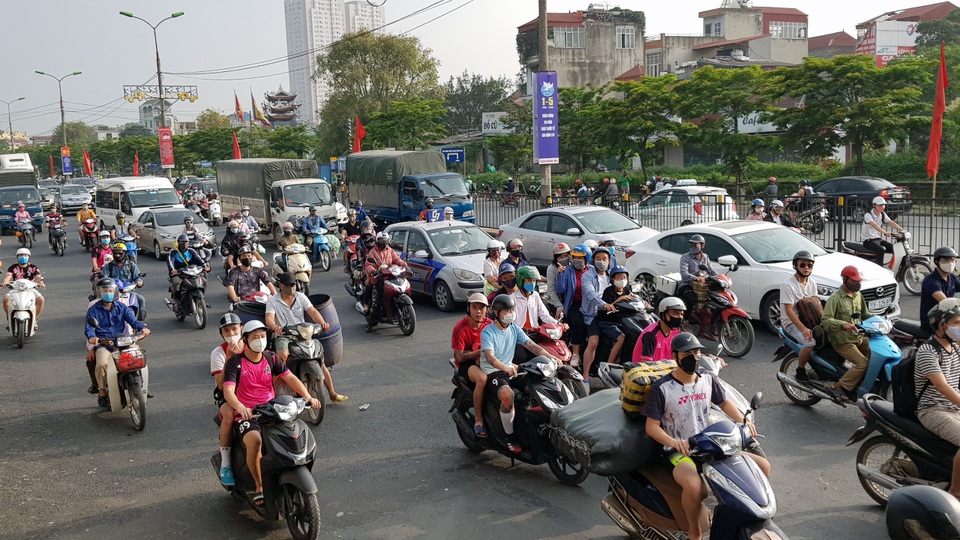 Người dân ùn ùn trở lại Hà Nội, CSGT căng mình giữ đường thông suốt - 6 Người dân ùn ùn trở lại Hà Nội, CSGT căng mình giữ đường thông suốt - 6