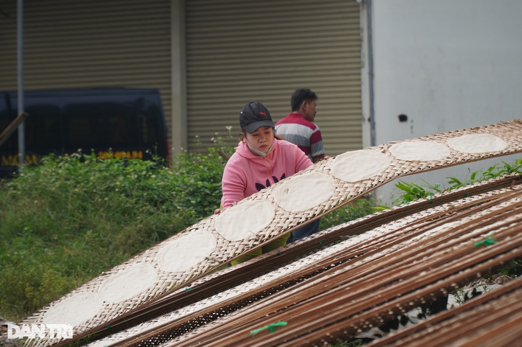 Working from dawn over a pot of boiling water, women in the bakery village earn millions every day - 4