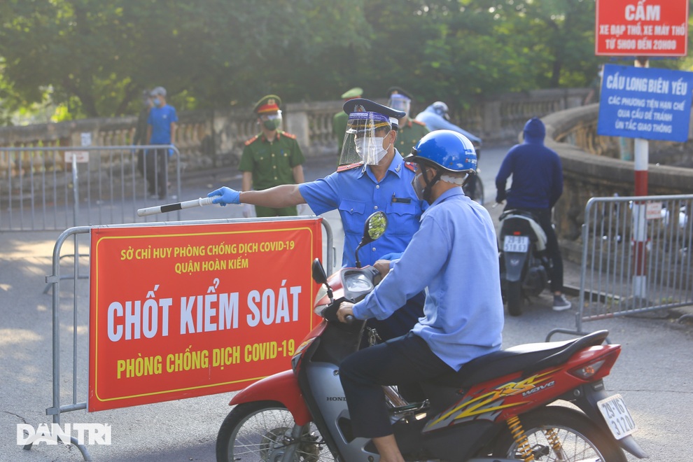 Hà Nội: Ngày đầu triển khai 39 chốt kiểm soát liên ngành tại vùng đỏ - 12 Hà Nội: Ngày đầu triển khai 39 chốt kiểm soát liên ngành tại vùng đỏ - 12