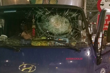 Triệu tập 3 thanh niên ném đá ô tô trên cao tốc Hạ Long - Vân Đồn