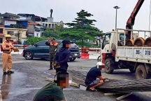 Phạt chủ xe và tài xế ô tô hơn 40 triệu đồng vì làm rơi bó sắt xuống đường