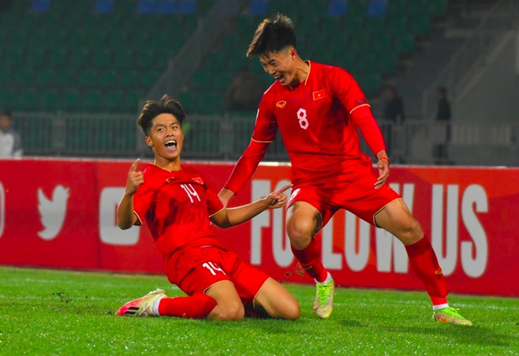 HLV Philippe Troussier sử dụng 3 mũi giáo từ U20 Việt Nam - 1 HLV Philippe Troussier sử dụng 3 mũi giáo từ U20 Việt Nam - 1