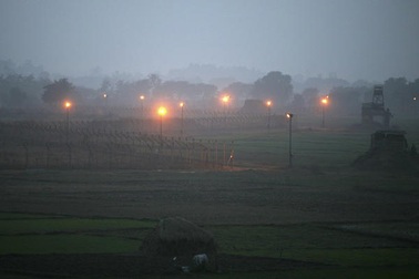 Quân đội Ấn Độ, Pakistan đấu súng hạng nặng ở Kashmir