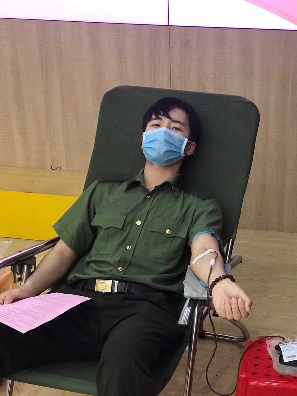 “Soái ca công an chốt kiểm dịch” vừa điển trai lại hát hay - 3 “Soái ca công an chốt kiểm dịch” vừa điển trai lại hát hay - 3