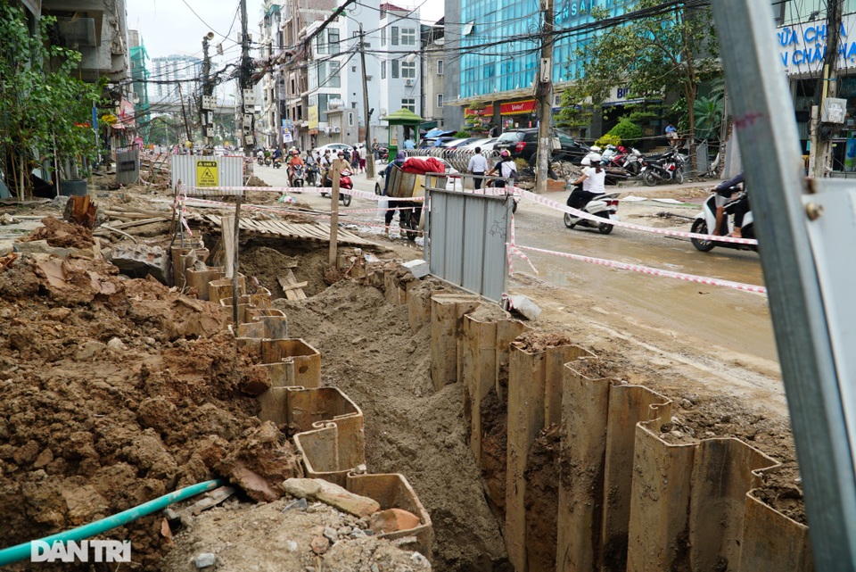 Hà Nội: Hơn 400 mét đường ì ạch thi công gần 3 năm chưa xong - 6 Hà Nội: Hơn 400 mét đường ì ạch thi công gần 3 năm chưa xong - 6