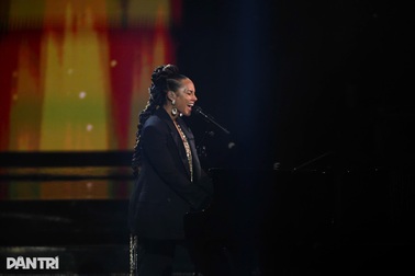 Alicia Keys trình diễn tại lễ trao giải VinFuture 2025