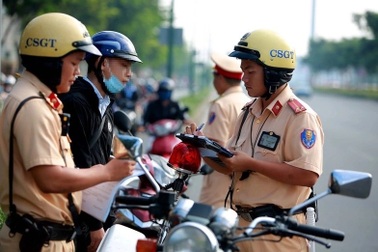 Bộ Công an đề xuất cấm cán bộ, chiến sĩ cho tay vào túi khi làm nhiệm vụ