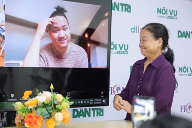 Hình ảnh xúc động cuộc gặp của mẹ Việt và chàng đạo diễn Pháp sau 31 năm