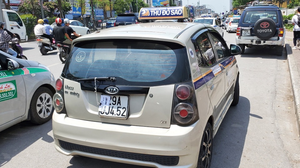 Hà Nội xử lý hàng loạt taxi che biển số, làm khó “mắt thần” trên phố - 2 Hà Nội xử lý hàng loạt taxi che biển số, làm khó “mắt thần” trên phố - 2