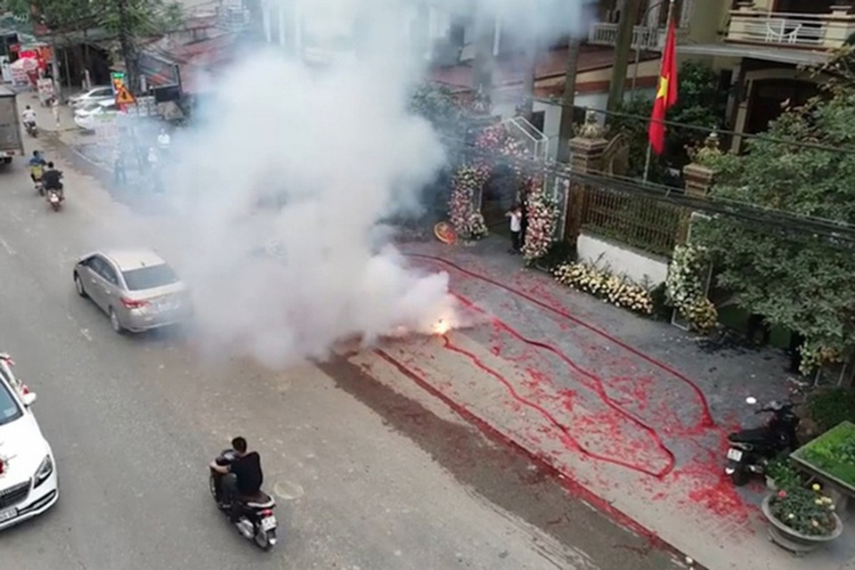 Ngay sau Tết, tình trạng buôn bán pháo gia tăng phức tạp - 2 Ngay sau Tết, tình trạng buôn bán pháo gia tăng phức tạp - 2