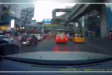 Cô gái ngã ngửa vì áo bị mắc kẹt vào trong bánh xe máy