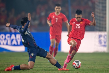 Doãn Ngọc Tân báo tin không vui đến HLV Kim Sang Sik