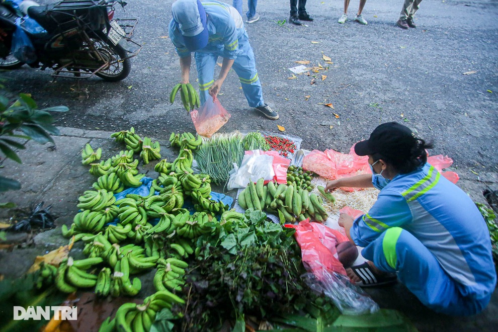Sạp rau miễn phí của hai nữ công nhân môi trường Hà Nội - 1 Sạp rau miễn phí của hai nữ công nhân môi trường Hà Nội - 1
