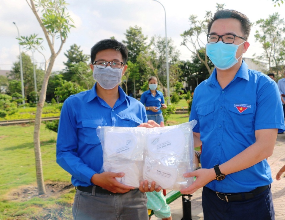 Xây dựng sân chơi, tặng hồ bơi cho trẻ em vùng biên giới - 4 Xây dựng sân chơi, tặng hồ bơi cho trẻ em vùng biên giới - 4