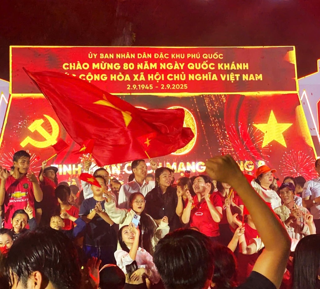 Nhiều tỉnh miền Tây diễn nghệ thuật, bắn pháo hoa mừng Quốc khánh - 7