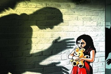 Làm chuyện “người lớn” với bé gái rồi kể lại cho mẹ nạn nhân