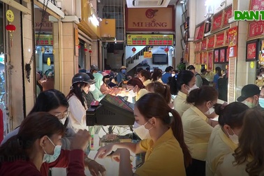 Người dân TPHCM chen chân mua vàng ngày vía Thần Tài