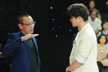 MC Lại Văn Sâm đồng cảm tuổi thơ nghèo trong đôi quang gánh mẹ của Vũ Mạnh Cường