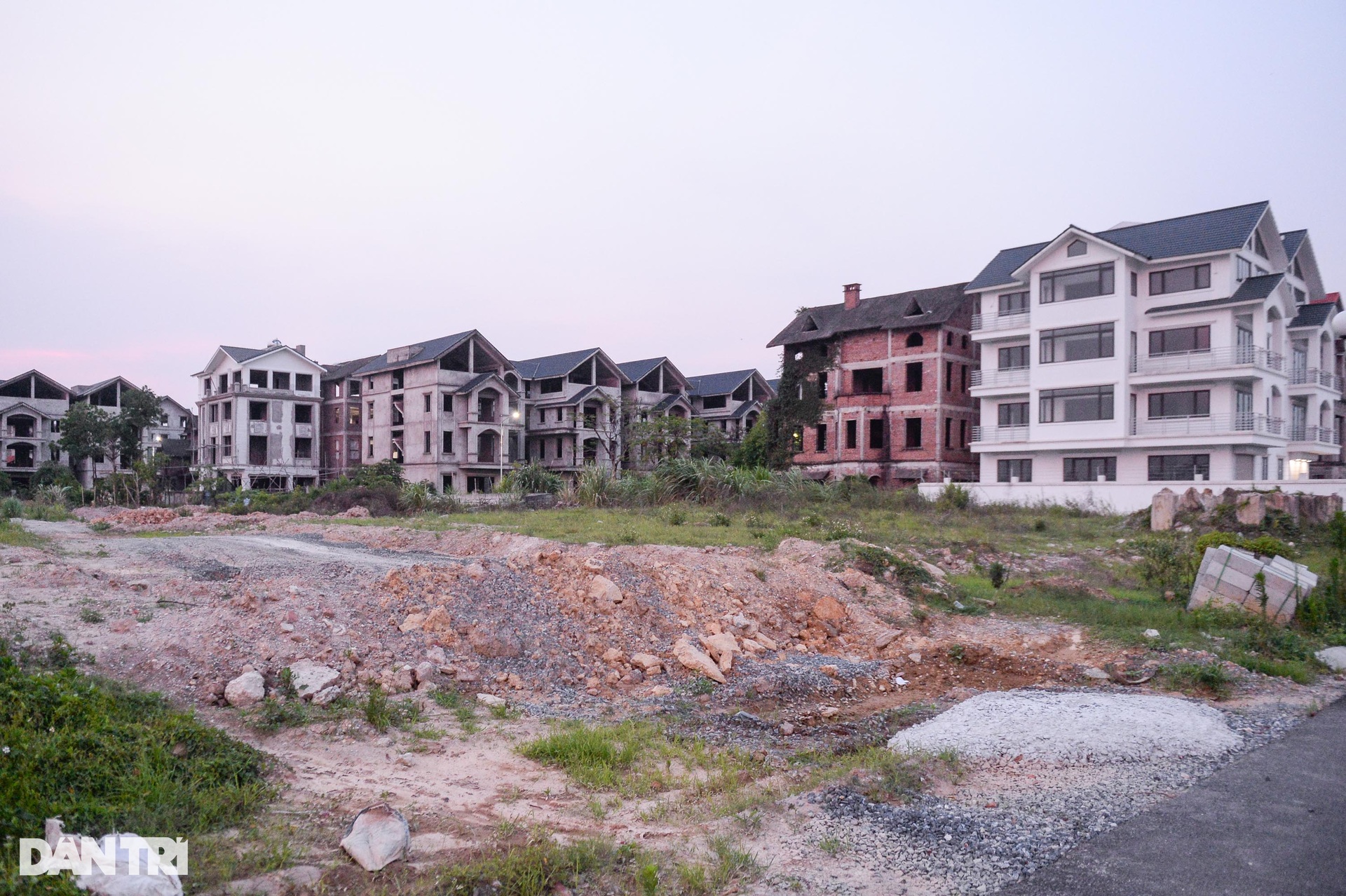 Hàng loạt biệt thự triệu đô bỏ hoang, cỏ mọc um tùm gây lãng phí ở Hà Nội - 14 Hàng loạt biệt thự triệu đô bỏ hoang, cỏ mọc um tùm gây lãng phí ở Hà Nội - 14