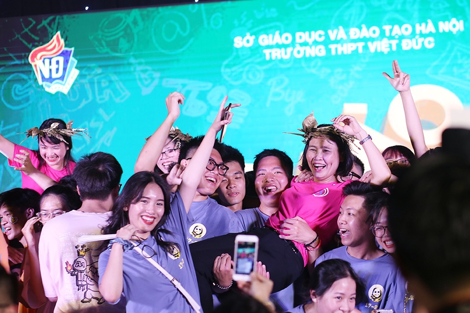 Giọt nước mắt học sinh THPT Việt Đức rơi trong lễ trưởng thành - 7 Giọt nước mắt học sinh THPT Việt Đức rơi trong lễ trưởng thành - 7