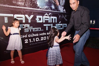 Hai con của Quyền Linh "quậy tưng bừng" ở rạp chiếu phim