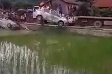 Cả làng “vây bắt”, lật xe ô tô nhóm đối tượng côn đồ xuống ruộng