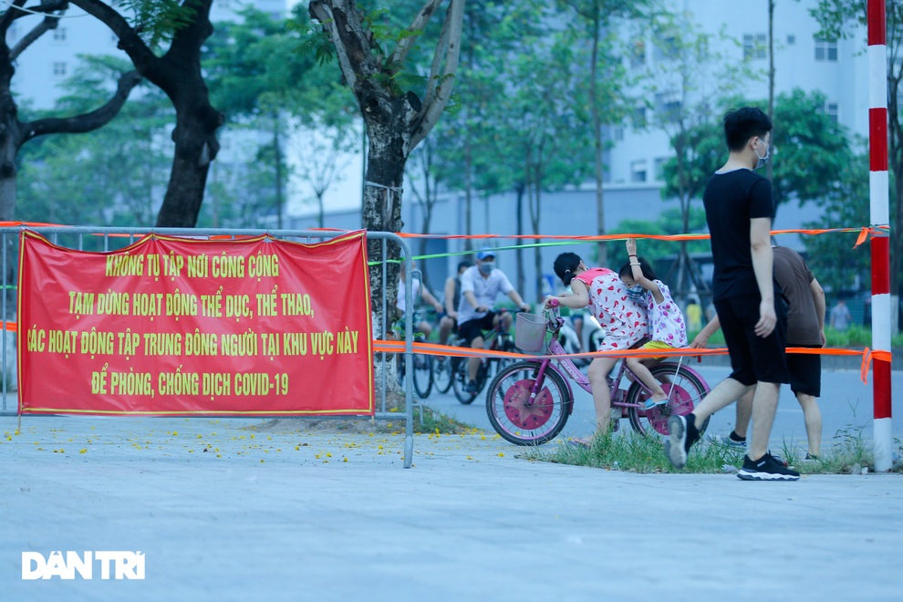 Hồ Gươm bị cấm, dân Hà Nội đổ ra chật kín đường ven hồ Tây đạp xe, chạy bộ - 15 Hồ Gươm bị cấm, dân Hà Nội đổ ra chật kín đường ven hồ Tây đạp xe, chạy bộ - 15