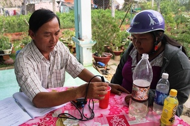 Rủ nhau đi đo độ mặn của nước để cứu vườn cây ăn trái