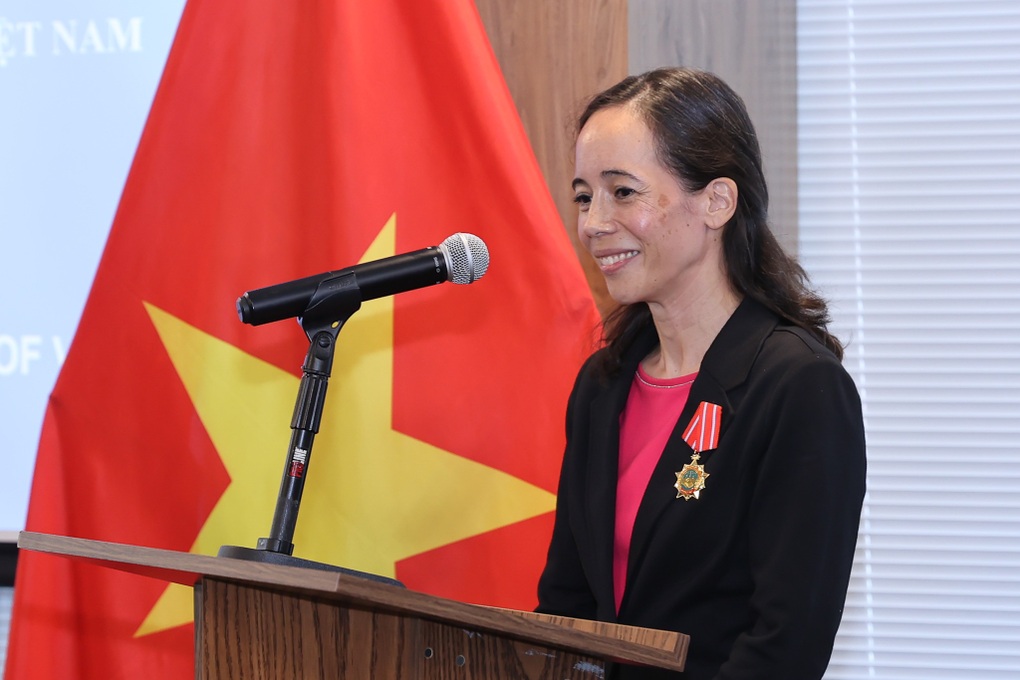 Trao Huân chương cho người có công đem về 70 triệu liều vaccine chống dịch - 2 Trao Huân chương cho người có công đem về 70 triệu liều vaccine chống dịch - 2