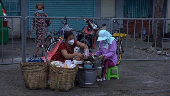 CO LAN BAN BANH MI TU SANG SOM (2)