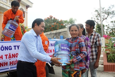 Nhiều tổ chức chung tay “giải khát” người dân Bến Tre